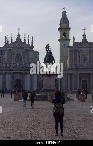 En tourisme une photo avec leur téléphone mobile de monument à Emanuele Filiberto, sur la Piazza S. Carlo, 10123 Torino, Italie À Banque D'Images