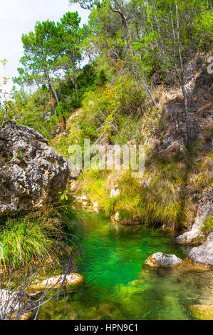 Randonnée à pied le long de la rivière Borosa dans le Parc Naturel Sierra de Cazorla, Andalousie, Espagne Banque D'Images