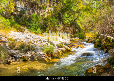 Randonnée à pied le long de la rivière Borosa dans le Parc Naturel Sierra de Cazorla, Andalousie, Espagne Banque D'Images