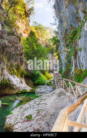 Passage de la gorge, à vélo le long de la rivière Borosa dans le Parc Naturel Sierra de Cazorla, Andalousie, Espagne Banque D'Images