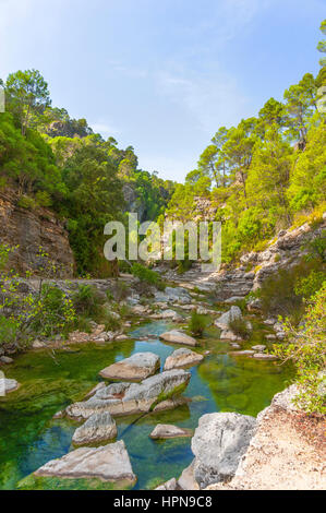 Randonnée à pied le long de la rivière Borosa dans le Parc Naturel Sierra de Cazorla, Andalousie, Espagne Banque D'Images