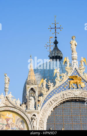 Détail de la coupole et du pignon montrant la statue du saint patron de Venise, Saint Marc, et montrant également le symbole de Venise et St Mark Banque D'Images