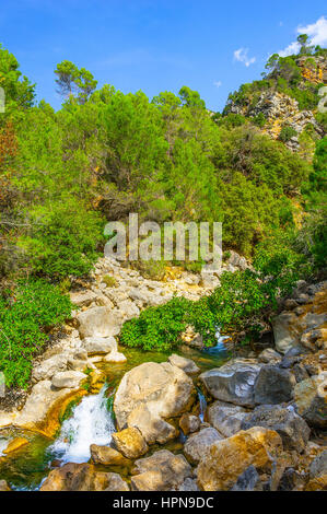 Randonnée à pied le long de la rivière Borosa dans le Parc Naturel Sierra de Cazorla, Andalousie, Espagne Banque D'Images