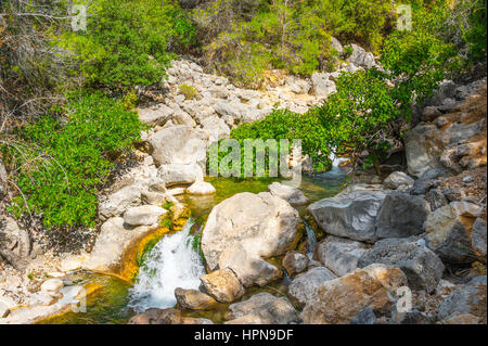 Randonnée à pied le long de la rivière Borosa dans le Parc Naturel Sierra de Cazorla, Andalousie, Espagne Banque D'Images