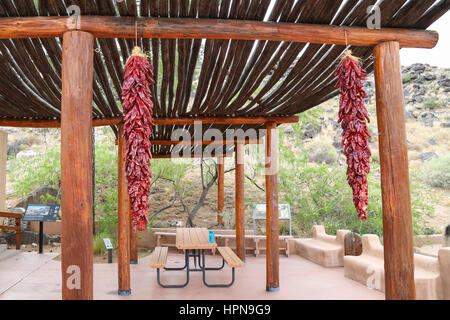 Ristras sont les cordes du chili hung à l'extérieur du centre des visiteurs, Petroglyph National Monument, Albuquerque, Nouveau Mexique, USA Banque D'Images