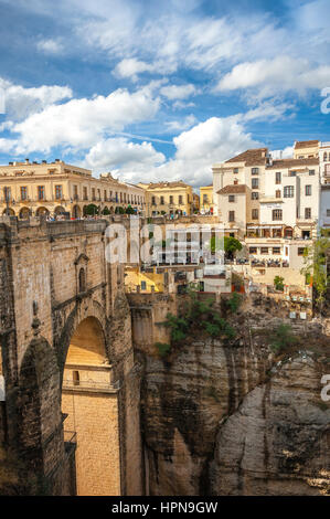 La construction du nouveau pont de Ronda sur El Tajo et la rivière Guadalevín, province de Malaga, vue de balcon Mirador de Aldehuela, Andalousie, Espagne Banque D'Images