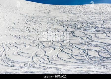 Série de pistes de ski alpin dans la neige sur la pente des pistes d'hiver Banque D'Images