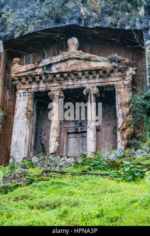 Rocher sculpté en tombeau Temple Telmessos Vertical Fethiye Turquie, Fethiye Telmessos Tapinak mezarlari kaya Banque D'Images