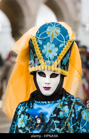 Une femme est considérée à l'extérieur du palais des Doges, de porter un masque pendant le Volto traditionnel carnaval de Venise 2017 Banque D'Images