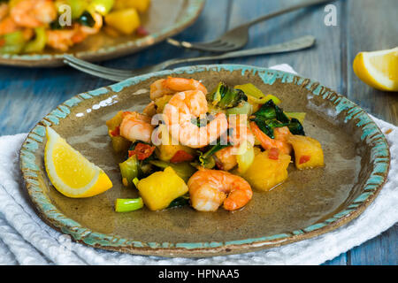 Et l'ananas crevettes sautés avec pak choi et nouilles Banque D'Images