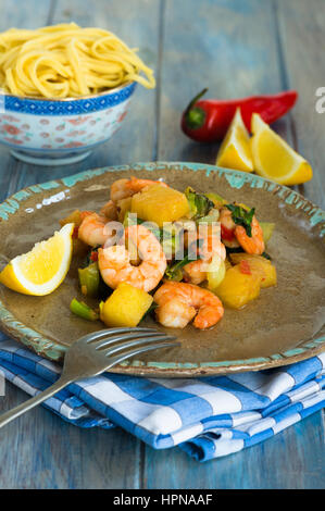 Prwan et faire revenir l'ananas avec pak choi et nouilles Banque D'Images