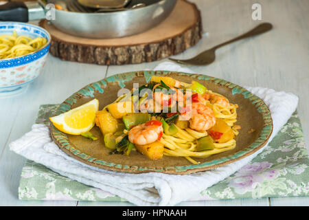 Et l'ananas crevettes sautés avec pak choi et nouilles Banque D'Images