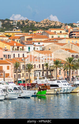 Voir le port de La Maddalena de ferry, nord de la Sardaigne, Italie Banque D'Images