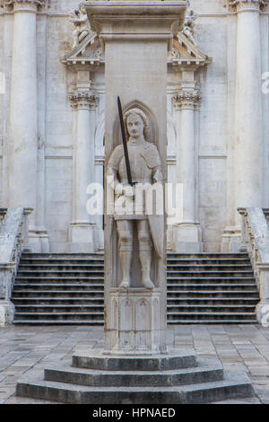 Orlando's (ou Roland's) colonne en face de l'église de Saint Blaise à la vieille ville de Dubrovnik, Croatie. Banque D'Images