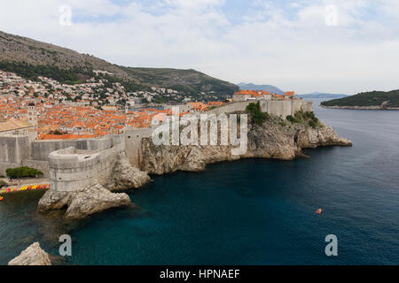 Vue sur la mer Méditerranée, la vieille ville et les remparts de la ville sur une falaise abrupte en Dubrovnik, Croatie. Banque D'Images