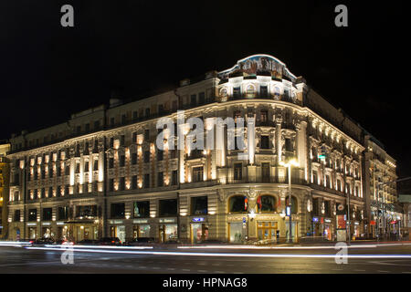 Vue d'un hôtel de luxe - National construit en 1903, dans la nuit à Moscou. Voitures crée light trails in motion longue exposition Banque D'Images