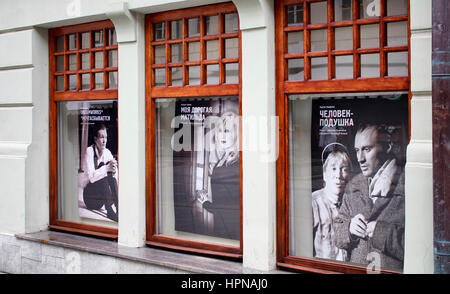 Fenêtres de théâtre d'Art de Moscou. Il y a des affiches de spectacles. Élégant bâtiment du xixe siècle théâtre ouvrages par des dramaturges tels que Tolstoï, Shakespeare & Bi Banque D'Images