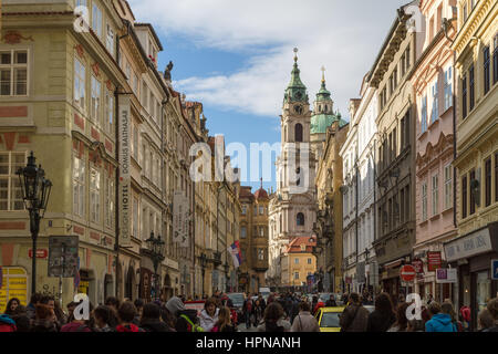 La rue en bas de l'essaimage des touristes du quartier du château de Prague Banque D'Images