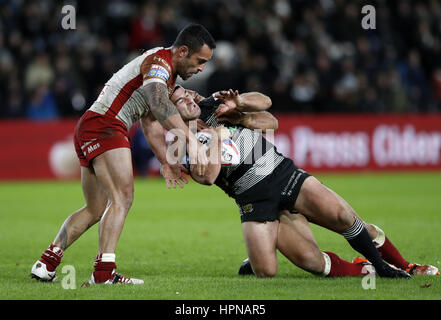 Hull FC, Danny Houghton est attaquer par des Dragons Catalans' Paul Aiton et Sam Moa (à droite) au cours de la Super League Betfred match au stade KCOM, Hull. Banque D'Images