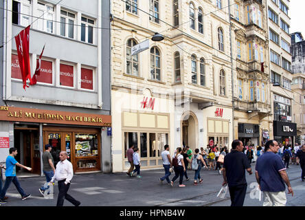 La population locale et les touristes à pied sur l'avenue Istiklal à Beyoglu Istanbul. Célèbre marque de mode internationale et locale ancienne historique à côté de chaque marque Banque D'Images