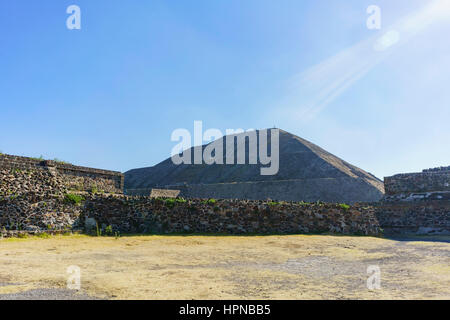 Le célèbre et historique pyramide du Soleil à Teotihuacan, Mexique Banque D'Images