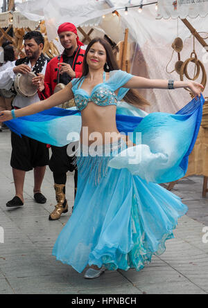 Danseurs et musiciens DANS LE MERCADO MARINERO marché près de Passeig de la Mar San Antonio Ibiza Espagne île des Baléares Banque D'Images