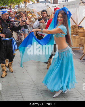 Danseurs et musiciens DANS LE MERCADO MARINERO marché près de Passeig de la Mar San Antonio Ibiza Espagne île des Baléares Banque D'Images