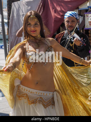 Danseurs et musiciens DANS LE MERCADO MARINERO marché près de Passeig de la Mar San Antonio Ibiza Espagne île des Baléares Banque D'Images