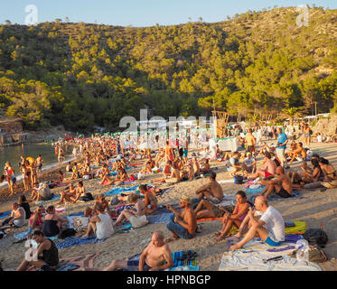 Rassemblement DE VISITEURS SUR LA PLAGE DE BENIRRAS BEACH IBIZA ET L'ÉCOUTE DE BATTERIE JOUÉ PAR HIPPYS Banque D'Images