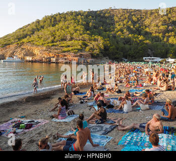 Rassemblement DE VISITEURS SUR LA PLAGE DE BENIRRAS BEACH IBIZA ET L'ÉCOUTE DE BATTERIE JOUÉ PAR HIPPYS Banque D'Images