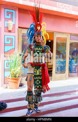 Teotihuacan, Feb 17 : exécution traditionnelle habillés en indien sur Mai 17, 2017 à Teotihuacan, Mexique Banque D'Images