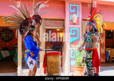 Teotihuacan, Feb 17 : exécution traditionnelle habillés en indien sur Mai 17, 2017 à Teotihuacan, Mexique Banque D'Images
