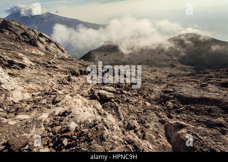 Depuis le Mont Merapi volcan actif plus de cratère volcanique perfide certains un dangereux paysage de montagne. Banque D'Images