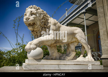 Statue de lion en marbre en face de façade de palais de Vorontsov en Crimée, Fédération de Russie Banque D'Images