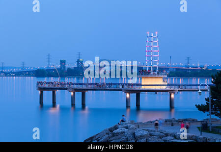 Le Brant Street Pier avec la Burlington Skyway dans la distance au centre-ville, Burlington, Ontario, Canada. Banque D'Images