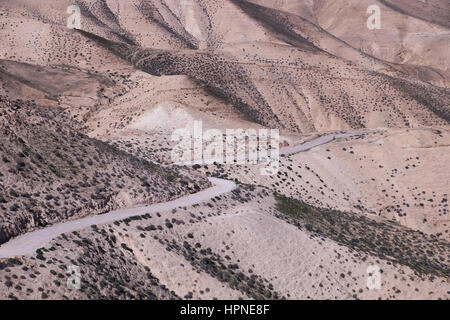 Avis de vide route sinueuse menant à Wadi Qelt aussi Wadi Kelt ou Nahal Prat (Hébreu) une vallée au désert de Judée ou de Judée en Cisjordanie, près de Jérusalem, originaires et clôturant près de Jéricho. Israël Banque D'Images