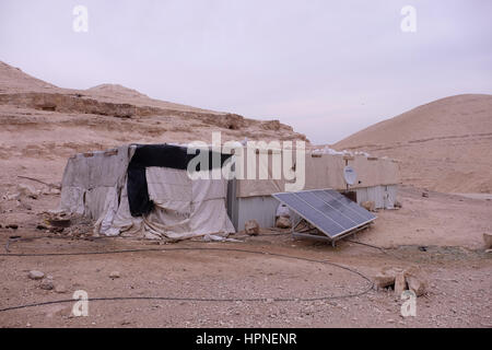 Maison de fortune dans le camp bédouin de la tribu de Judée ou de Judée communauté dans le désert de Judée de la Cisjordanie d'Israël. La tribu Jahalin ont été confrontés à des menaces et des déplacements de démolitions continue par les autorités israéliennes et étaient par conséquent faufilée dans la zone au large de la route de l'autoroute un plan qui Cisjordanie dirigeants bédouins et rejeter la revendication est en vue d'étendre les colonies juives. Banque D'Images