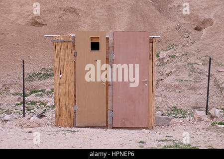 Les toilettes de fortune dans le camp bédouin de la tribu Jahalin communauté dans le désert de Judée ou de Judée de la Cisjordanie d'Israël. Banque D'Images