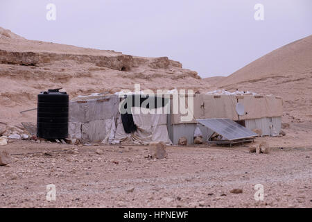 Maison de fortune dans le camp bédouin de la tribu Jahalin communauté dans le désert de Judée ou de Judée de la Cisjordanie Israël Banque D'Images