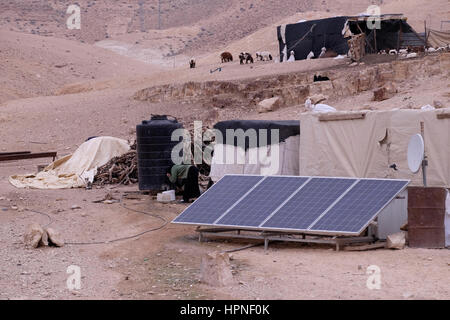 Des panneaux solaires au camp bédouin de la tribu Jahalin communauté dans le désert de Judée ou de Judée de la Cisjordanie d'Israël. La tribu Jahalin ont été confrontés à des menaces et des déplacements de démolitions continue par les autorités israéliennes et étaient par conséquent faufilée dans la zone au large de la route de l'autoroute un plan qui Cisjordanie dirigeants bédouins et rejeter la revendication est en vue d'étendre les colonies juives. Banque D'Images