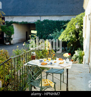 Une table et des chaises sur le balcon. Banque D'Images