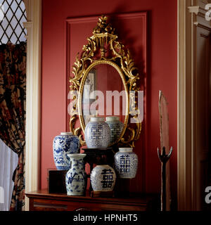 Sur Vases une table avec un miroir. Banque D'Images