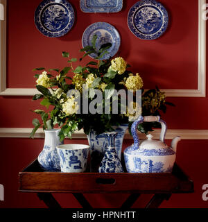 Des vases et des fleurs sur une table. Banque D'Images