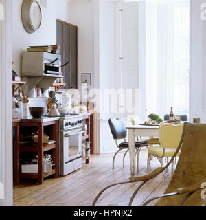 Une cuisine avec une table et des chaises. Banque D'Images
