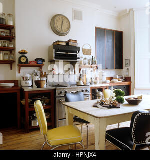 Une cuisine avec une table et des chaises.