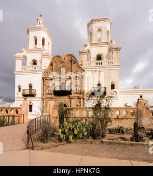 Début de mission San Xavier del Bac connu sous le nom de colombe blanche dans le désert sur un jour nuageux près de Tucson en Arizona Banque D'Images