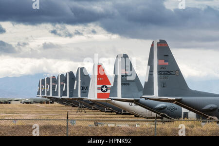 Tails d'un grand nombre de retraités et la masse des avions de l'armée de l'air dans le talon près de Tucson en Arizona Banque D'Images