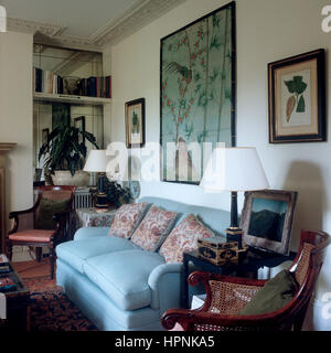 Peintures au-dessus d'un canapé. Banque D'Images