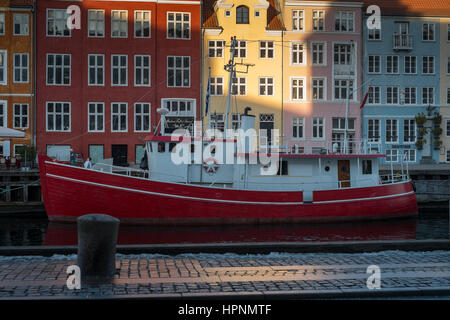 Maisons de Nyhavn et voile par quayside Banque D'Images