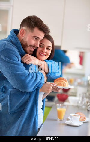 Couple en accolade à matin dans la cuisine Banque D'Images